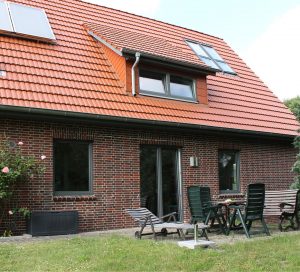 Ferienwohnungen-Hofmann - Gebäude außen, Garten, Gartengarnitur Wohlfühlen in Ostfriesland, Friesland, Urlaub auf dem Land, Urlaub in Friesland, Ferien im Gulfhof