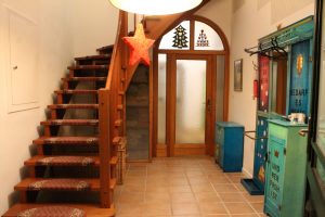 Ferienwohnungen-Hofmann - Gulfhof de Riese Hofmann, Gebäude innen, Untergeschoss Flur, Treppe, Wohlfühlen in Ostfriesland, Friesland, Urlaub auf dem Land, Urlaub in Friesland, Ferien im Gulfhof