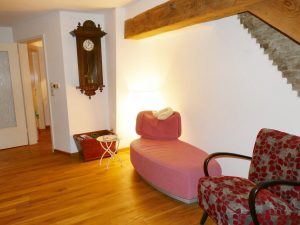 Ferienwohnungen-Hofmann - Gulfhof de Riese Hofmann, Gebäude innen, Sitzecke, Kuckucksuhr, Wohlfühlen in Ostfriesland, Friesland, Urlaub auf dem Land, Urlaub in Friesland, Ferien im Gulfhof