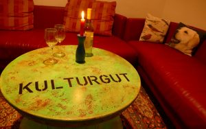 Ferienwohnungen-Hofmann - Gulfhof de Riese Hofmann, Gebäude innen, Sitzecke, Grüner Tisch, Wohlfühlen in Ostfriesland, Friesland, Urlaub auf dem Land, Urlaub in Friesland, Ferien im Gulfhof