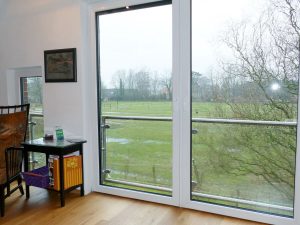 Ferienwohnungen-Hofmann - Obergeschoss, Gebäude innen, Ausblick auf Weide, Wohlfühlen in Ostfriesland, Friesland, Urlaub auf dem Land, Urlaub in Friesland, Ferien im Gulfhof