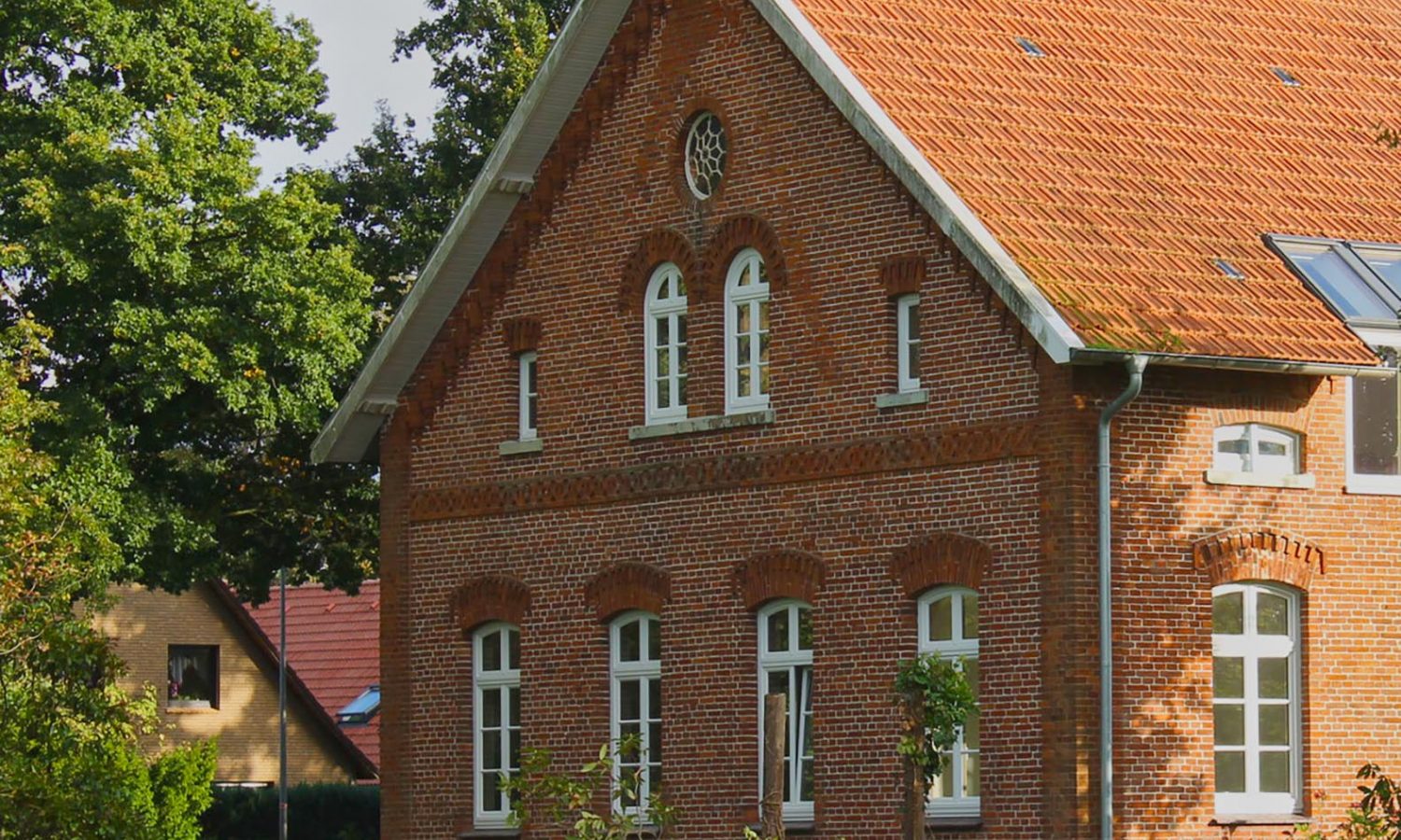 Ferienwohnungen-Hofmann - Gulfhof de Riese Hofmann, Gebäude außen, orangene Fassade, Wohlfühlen in Ostfriesland, Friesland, Urlaub auf dem Land, Urlaub in Friesland, Ferien im Gulfhof