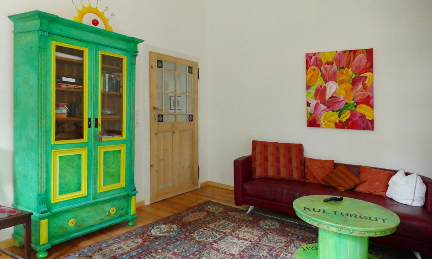 Ferienwohnungen-Hofmann - Gulfhof de Riese Hofmann, Gebäude innen, Sitzecke, Grüner Schrank, Wohlfühlen in Ostfriesland, Friesland, Urlaub auf dem Land, Urlaub in Friesland, Ferien im Gulfhof